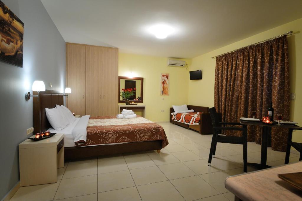 Faros Luxury Suites Marathopoli Room photo